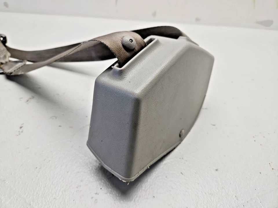 Retractor de cinturón de seguridad delantero izquierdo Chevy GMC C/K 1500 88-98 Suburban OEM 3860 Foto 2 de 4