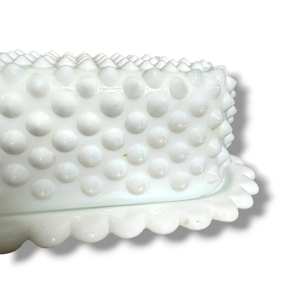 Plato de mantequilla cubierto de vidrio de leche Fenton Hobnail con borde festoneado de colección   Foto 4 de 4