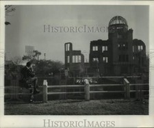 1960 Press Photo Shortstop Eddie Bressoud Shoots Movie of Building at Hiroshima