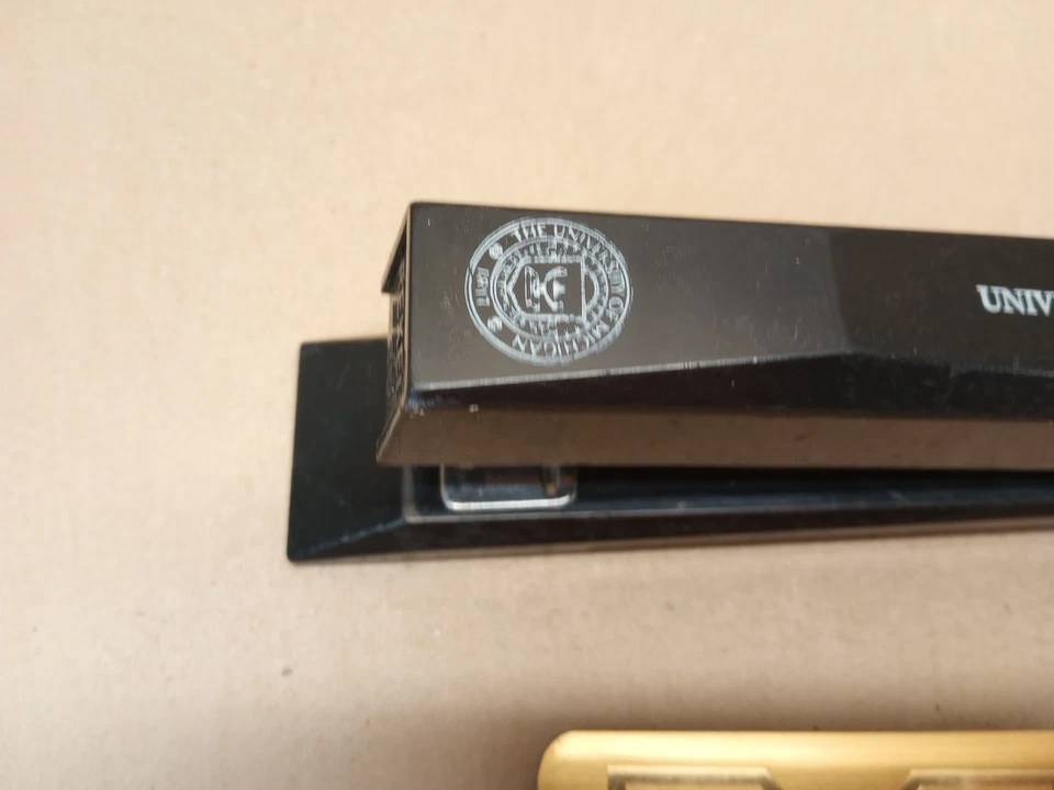 Grapadora de acompañantes University of Michigan U of M negra e imán billetera libreta de direcciones Foto 3 de 4