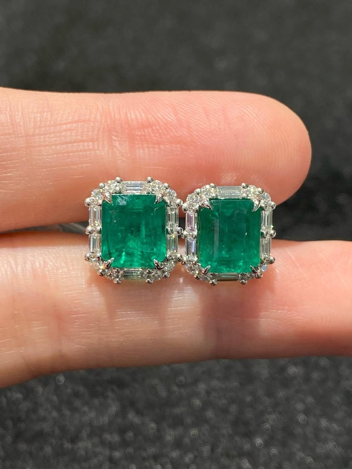 Pendientes de diamantes y esmeraldas verdes naturales de 4 quilates a la venta de compromiso de oro blanco de 14 k