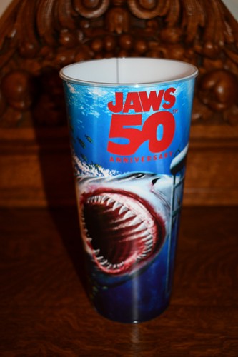 ¡Cubo, taza y peluche de palomitas de maíz Jaws 50 aniversario totalmente nuevos! Alamo Cinemark! - Imagen 7 de 9