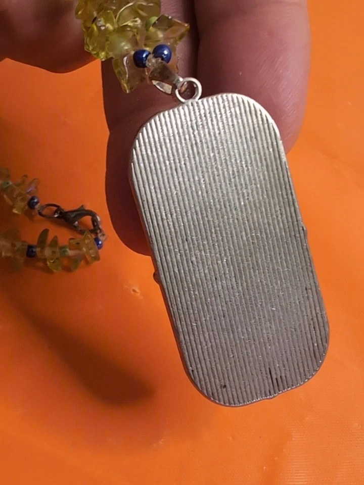 Collar colgante con dije de pájaro pavo real. Con cuentas en vidrio amarillo como cuentas  Foto 3 de 4