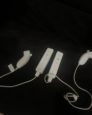 2 Nintendo Wii Remote Controllers and 2 Nunchucks Set White