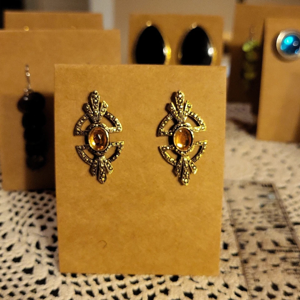 Aretes vintage usados en excelente estado 1,25" en tono dorado con piedra central ámbar Foto 2 de 4