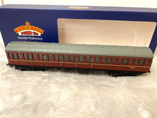 Bachmann 34-700C MK1 Surburban Composite BR Lined Maroon with Fitted Figures