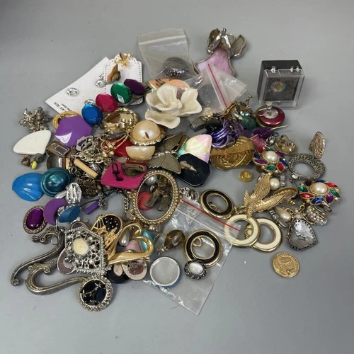 VINTAGE & QUIRKY EARRING LOT. SINGLE MISMATCHED, RETRO COSTUME JEWELRY CRAFT/DIY
