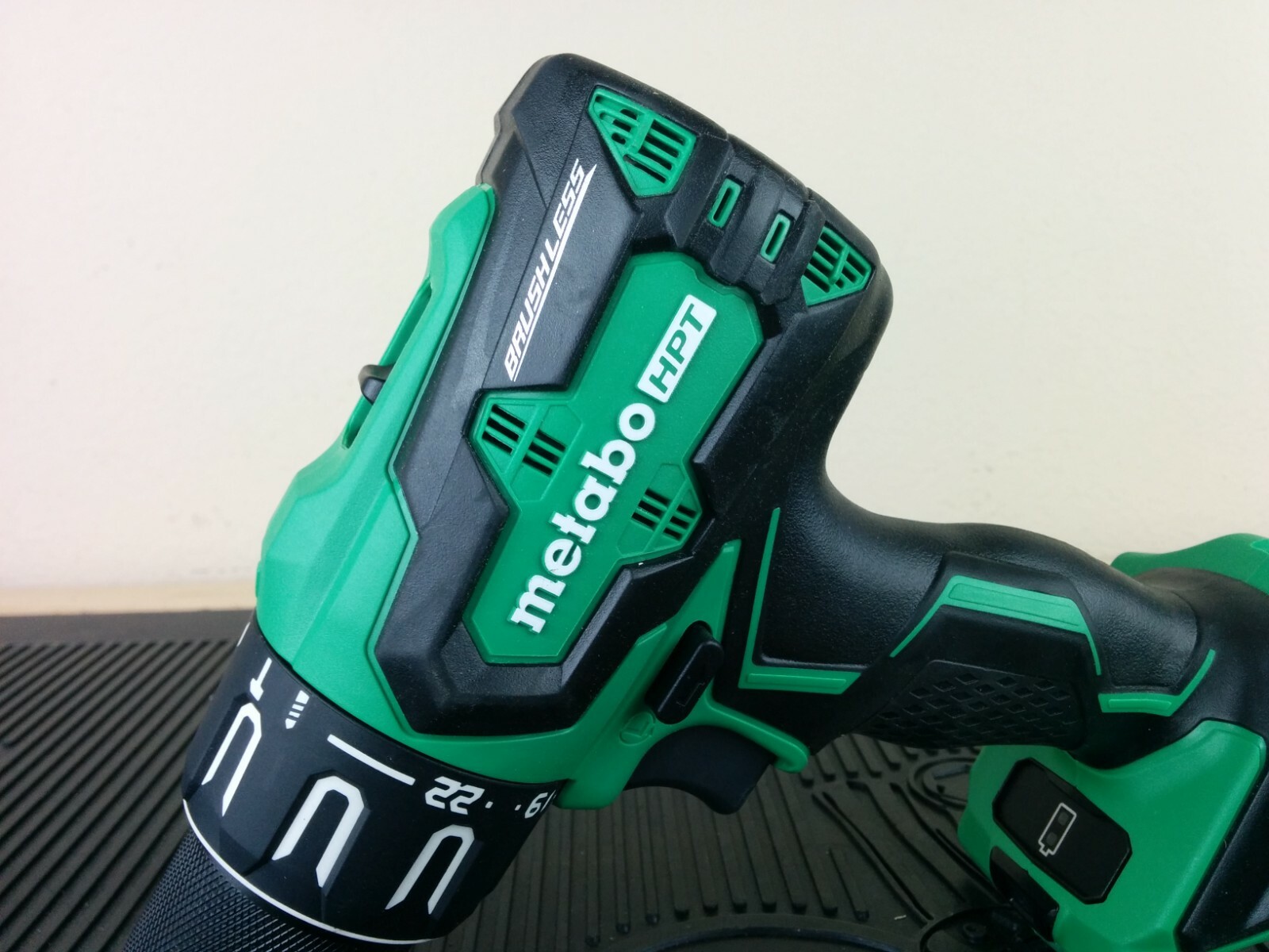 am061 NEW! Metabo HPT DV18DBFL2 1/2in 18V Brushless Cordless Hammer