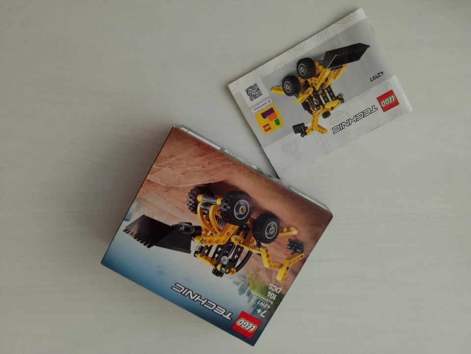 LEGO Technic 42197 Backhoe Loader, foto 1 di 4