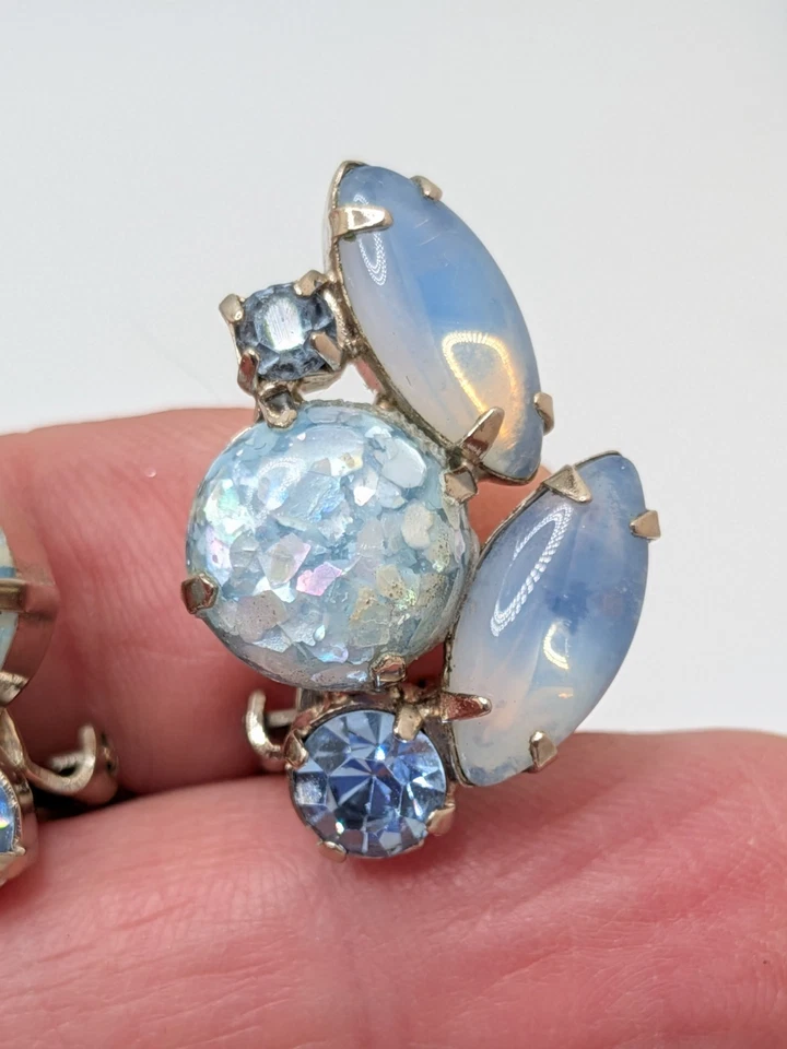 Pendientes de clip de cabujones de vidrio artístico redondo y marqués azul Juliana años 60 de colección  Foto 2 de 4
