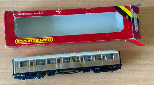 HORNBY SPUR OO R435 L.N.E.R. TEAK COACH 22357 - COMPOSITE - TATTY BOX | Condition: Used