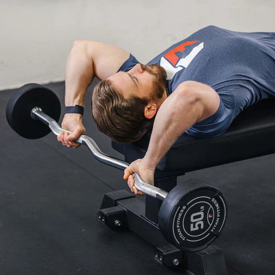 Barra fija Titan Fitness 60 lb goma EZ Curl, barra de pesas precargada Foto 2 de 4