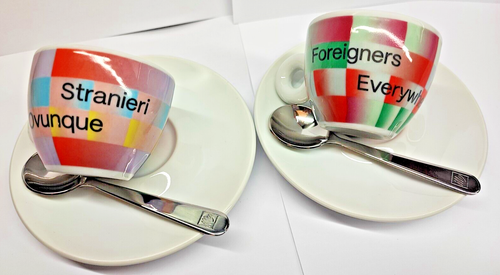 2 Tazzine Tazze Caffè illy Biennale 2024 +2Piattini +2Cucch. Stranieri Ovunque - Foto 5 di 9