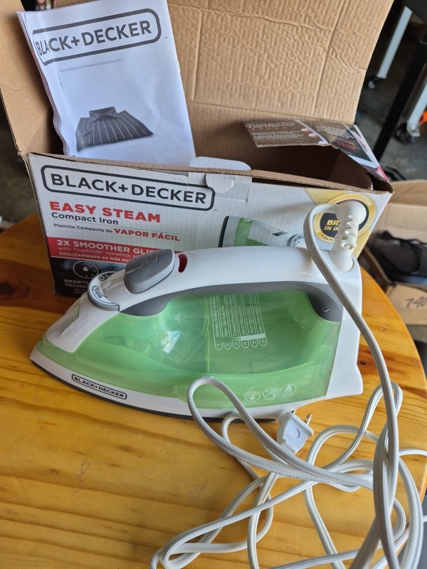 BLACK+DECKER IR02V 1200W Easy Steam Compact Iron - Green