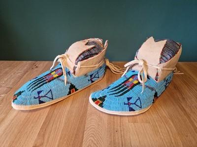 Perlenbestickte Indianer Mokassins native american beaded moccasins bison hide