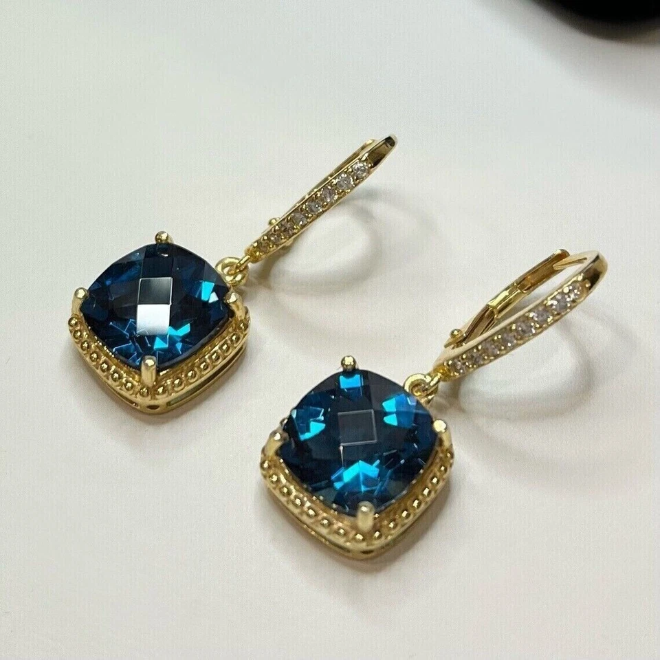 Pendientes colgantes 4 quilates enchapados en oro amarillo de 14 quilates con topacio azul Londres creado en laboratorio Foto 2 de 4