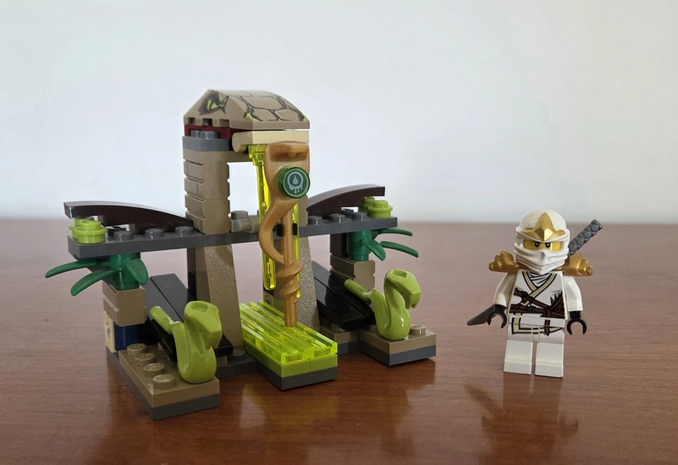 LEGO Ninjago 9440 Venomari Shrine, foto 1 di 2