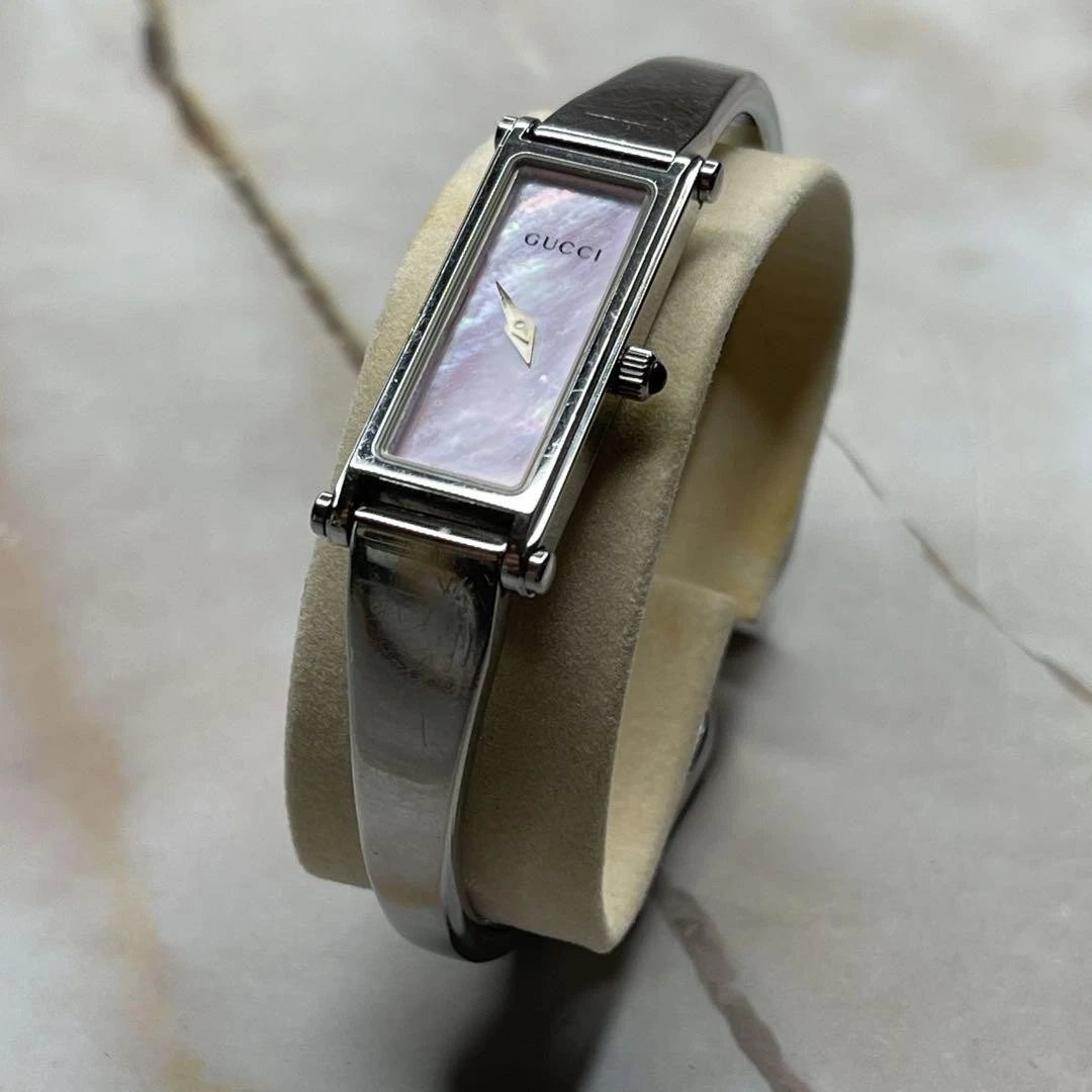 Montre GUCCI 1500L cadran argenté rose coquille rectangle suisse femme vintage