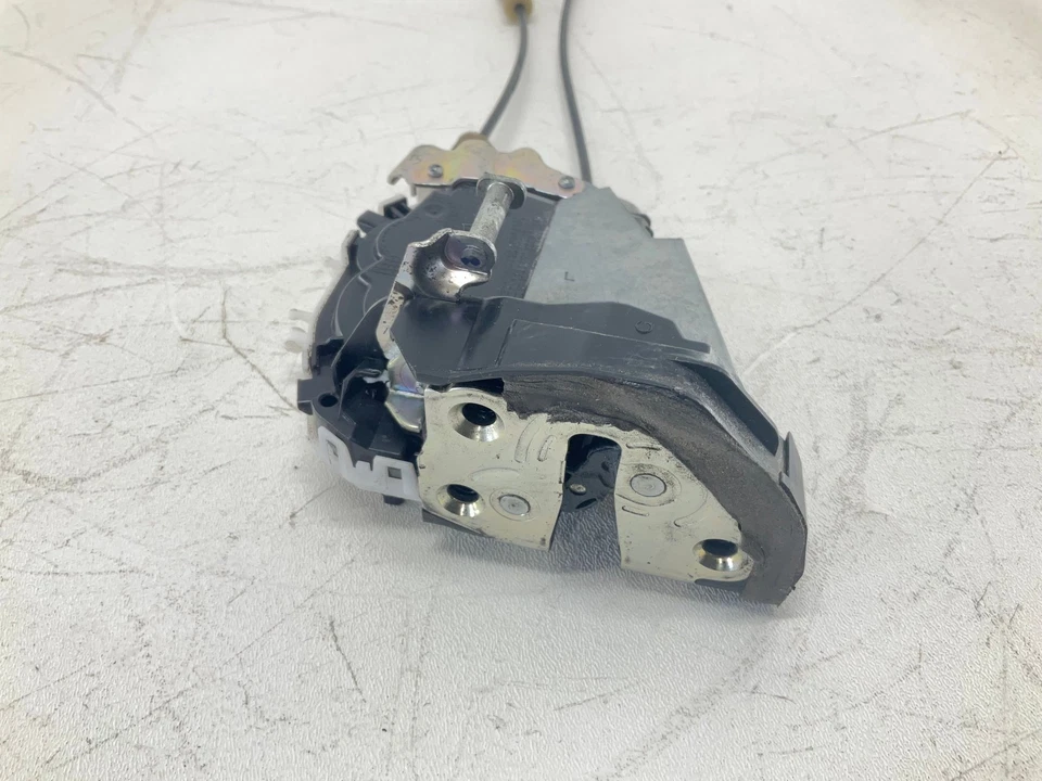 Actuador de cierre de cerradura de puerta trasera izquierda enchufable Toyota Prius 13-15 con cable Foto 3 de 4