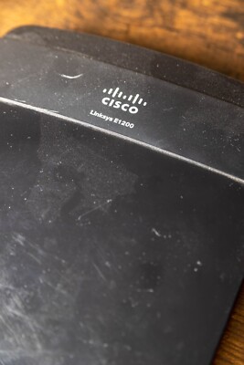 Cisco Linksys E1200 4-Port Gigabit Ethernet Dual-Band Wireless Router NO PW Cord