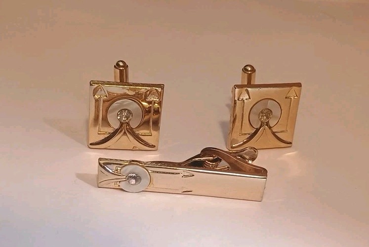 Vintage Gold-Toned Square Cufflinks & Tie Clip-Sculpted Geometric Design.