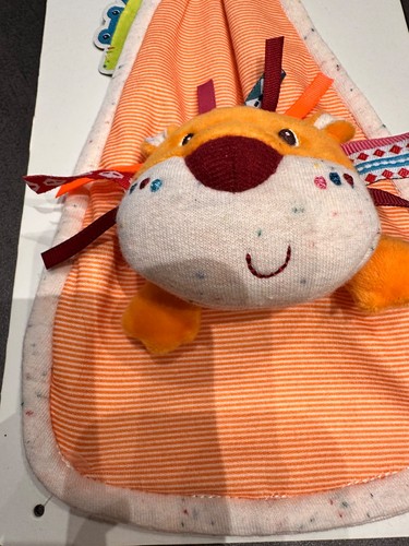 Doudou lion Lowe PLAT orange lilliputiens attaché tétine - Imagen 2 de 4