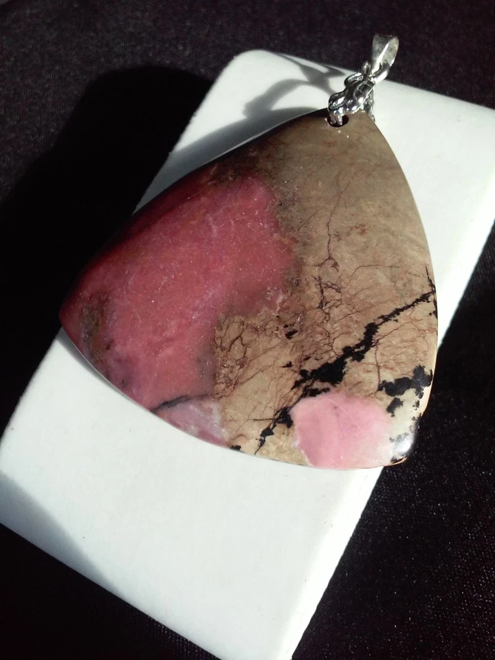 Colgante enchapado en oro blanco de 18 quilates de trillón de rodonita natural - 24,2 gramos Foto 2 de 4