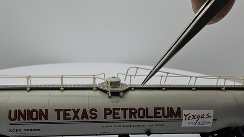 *READ Atlas N Scale 33,000 Gallon Tank Car Union Texas Petroleum ACSX 933015 - Picture 14 of 14