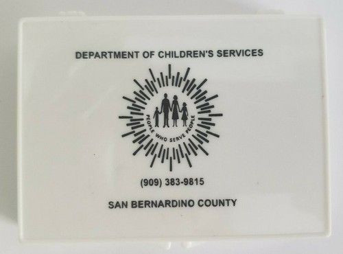 Scatola di plastica Department Of Children's Services San Bernardino County CA 3,5x2,5 - Foto 1 di 3