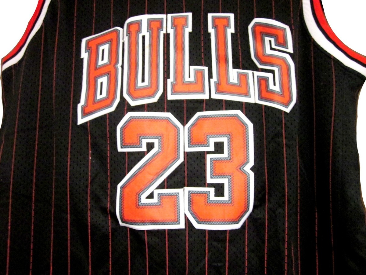 NIKE NBA MICHAEL JORDAN CHICAGO BULLS 23 SWINGMAN JERSEY