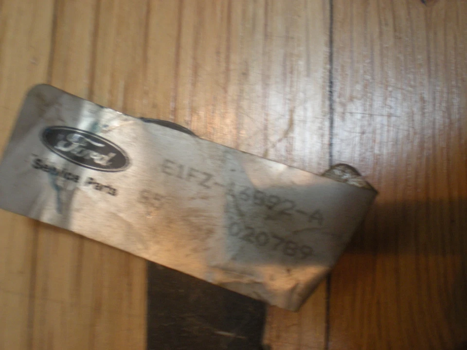 НОВЫЙ ИЗ СТАРЫХ ЗАПАСОВ 1981 - 1985 FORD ESCORT КАПЮШОН КРЮЧОК ДЛЯ ЛОВЛИ E1FZ-16892-A - Изображение 2 из 3