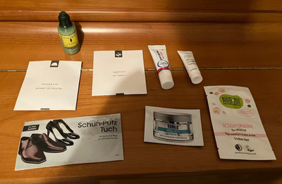 8 div. Reisegrößen-Artikel: paradontax, L' Occitane, Ebos, Blütezeit u.a.m.