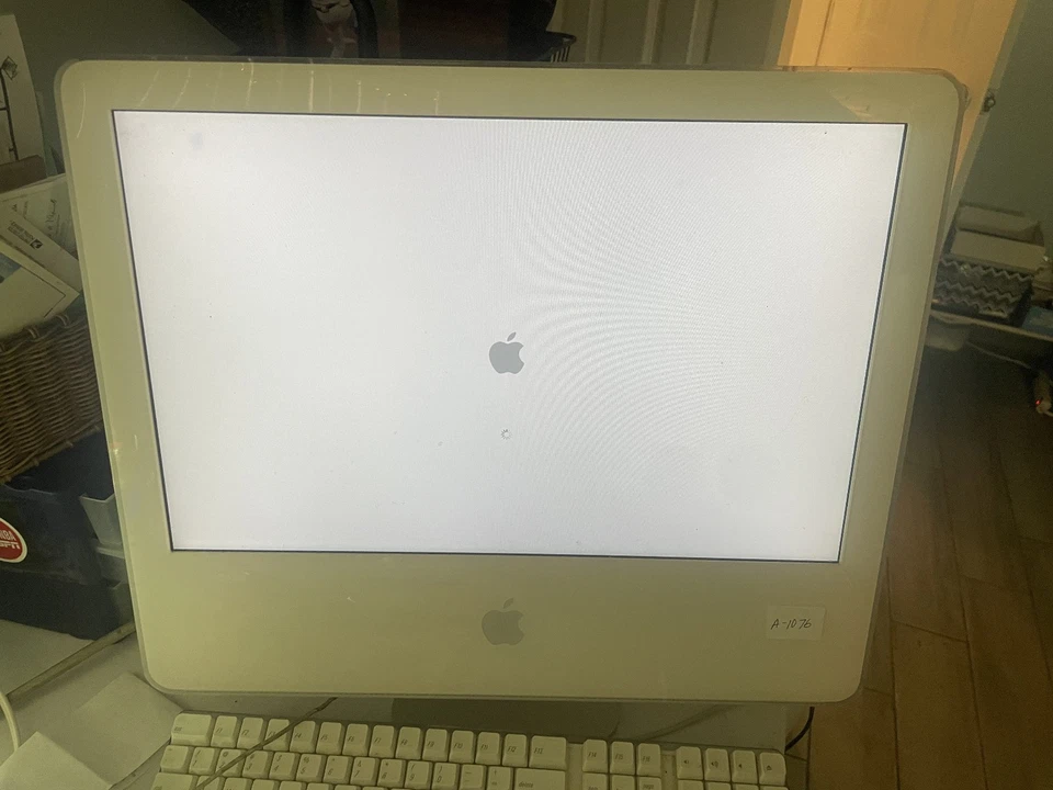 Apple Macintosh G5 17" 1,8 GHz iMac 512 MB de RAM con teclado y ratón. Foto 3 de 4