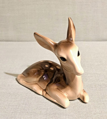 Liegendes Rehkitz/Baby Reh, Keramikfigur mit Hochglanzglasur