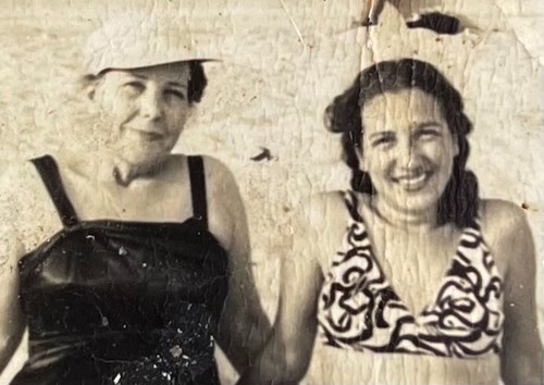 GIRLFRIENDS on the BEACH Vintage PHOTO  1960s era  2 GIRLS in BATHING SUITS - Picture 4 of 17