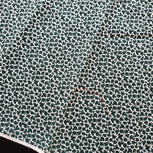 Tela Cranston VIP Hojas Verdes Hiedra en Blanco Calicó Estampado Pequeño 1 Yarda