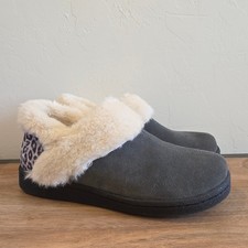 Clarks Slippers Women 8 Gray Suede Faux Fur Leopard Memory Foam House Shoes