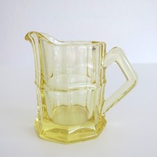 Milch- o. Sahnekännchen Art Déco, Citrin-farben, Pressglas. Guter Zustand. 