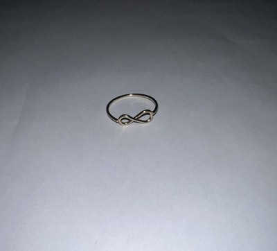 Sie Hat Nein Gesagt, Goldfarbiger Ring Mit Unendlichkeitssymbol