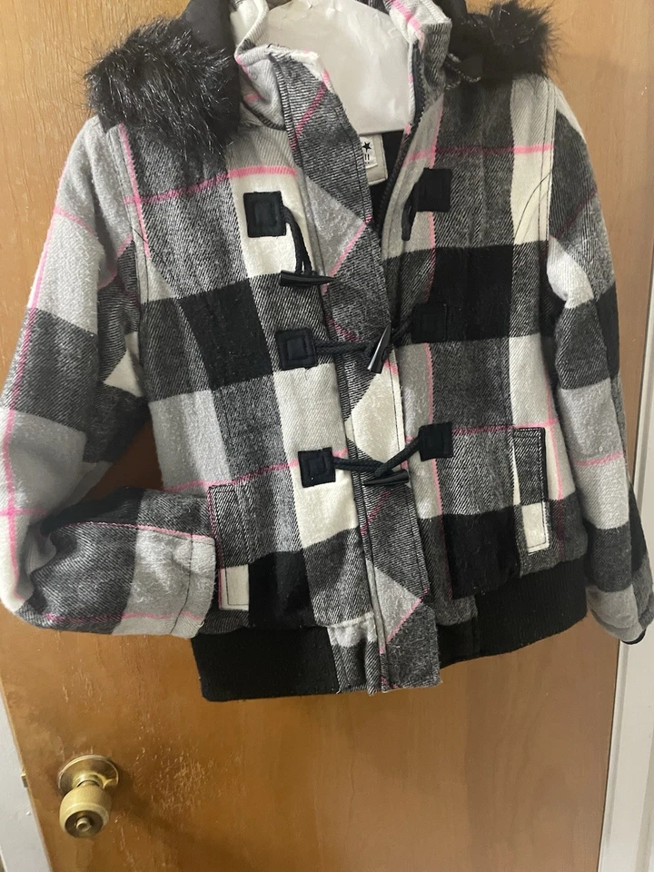 Abrigo a cuadros Justice Girl 12 negro/blanco con capucha desmontable de piel sintética. Foto 2 de 4