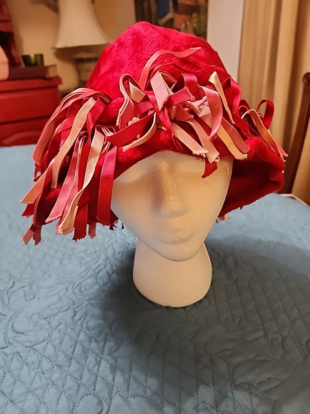 Chapeau seau velours rose vif années 1960 Christian Dior Chapeaux Fringe
