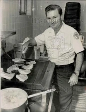 1975 Press Photo Fireman Cliff Todd cooking meal in Florida - lra20488