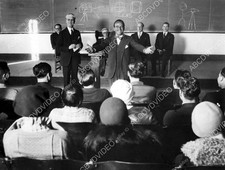 8b20-15999 great candid Douglas Fairbanks Sr talking about film 8b20-15999 8b20-