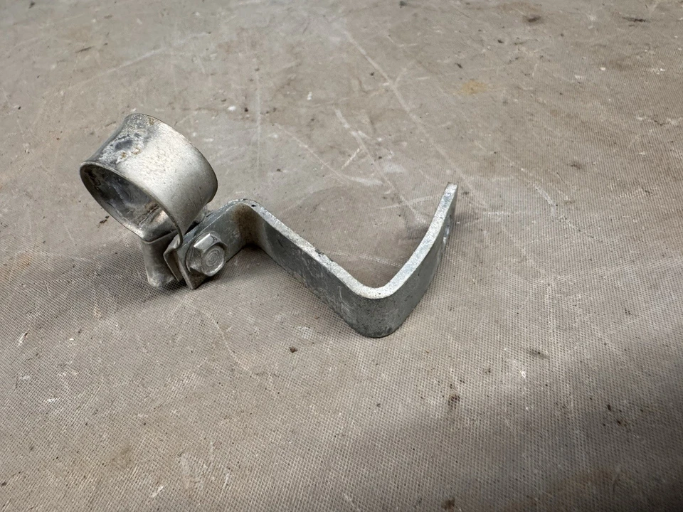 1961-1964 Chevy Impala Belair Radio Antenna Base Quarter 1/4 Panel Mount Bracket - Imagem 2 de 4