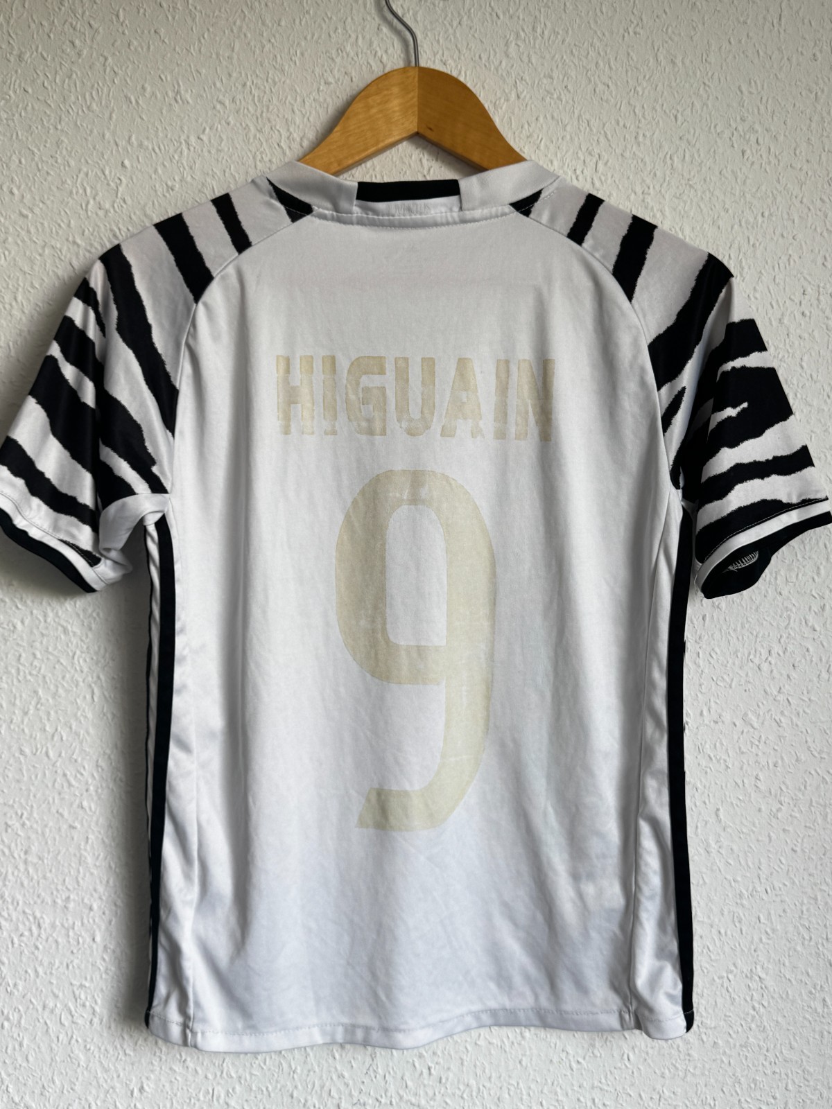 Juventus 2016-17 Third Kit - Gonzalo Higuaín image 5