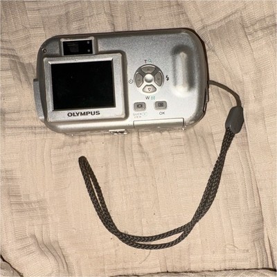 Olympus CAMEDIA D-390 Compact Digital Camera 2.0MP 4x Digital Zoom Silver