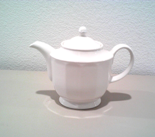 English Ceramic Tea Pot with Lid White 7.25 x 9.5" MADE IN ENGLAND
