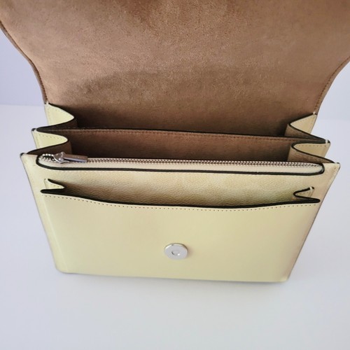 Bolso de mano bandolera Coach CAL29 Signature Klare amarillo heno - Imagen 7 de 8