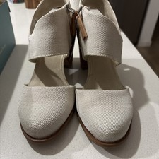 TOMS Majorca Closed Toe Women s Dress Shoe Size 8 .5NWT Metallic Linen Stripe