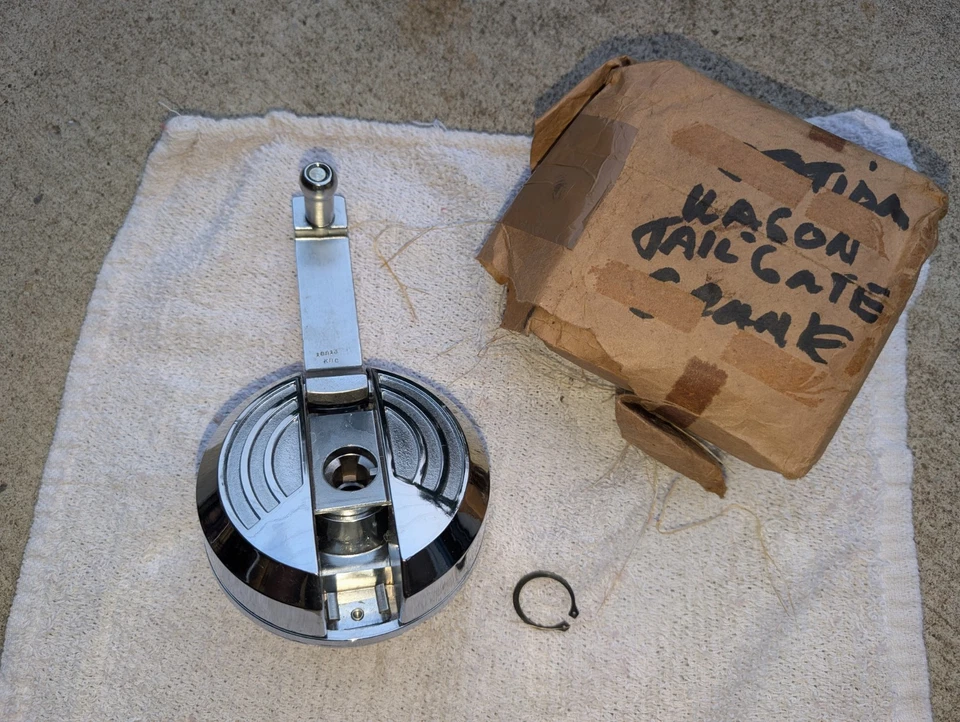 RARO NOS Checker Motors Puerta Trasera Ventana Manivela Maratón Superba Aerobús Vagón Foto 2 de 4